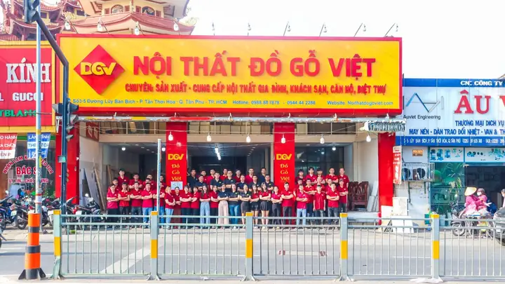 Đội Ngũ Nhân Sự Cửa Hàng Tại Nội Thất Đồ Gỗ Việt