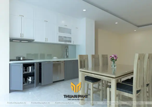 Tủ bếp Gỗ Sồi Ngatự nhiên có nguồn gốc chủ yếu từ Liên bang Nga, được xử lý bằng công nghệ Châu Âu trước khi nhập về Việt Nam và được người Việt tin dùng từ lâu. Loài gỗ này có nhiều ưu điểm để làm nội thất trong đó có tủ bếp như: vân gỗ nổi theo hình núi, gỗ màu sáng, chất gỗ cứng và dẻo. Tủ bếp là một sản phẩm nội thất rất quan trọng trong không gian bếp của mỗi gia đình. Chọn chất liệu gì để làm tủ bếp cũng cần nhiều thời gian hơn vì tính nóng ẩm nhiều trong bếp.Tủ bếp Gỗ Sồi Ngatự nhiên trở thành sự lựa chọn tối ưu cho không gian bếp, bởi nhiều ưu điểm vượt trội của chất liệu này.