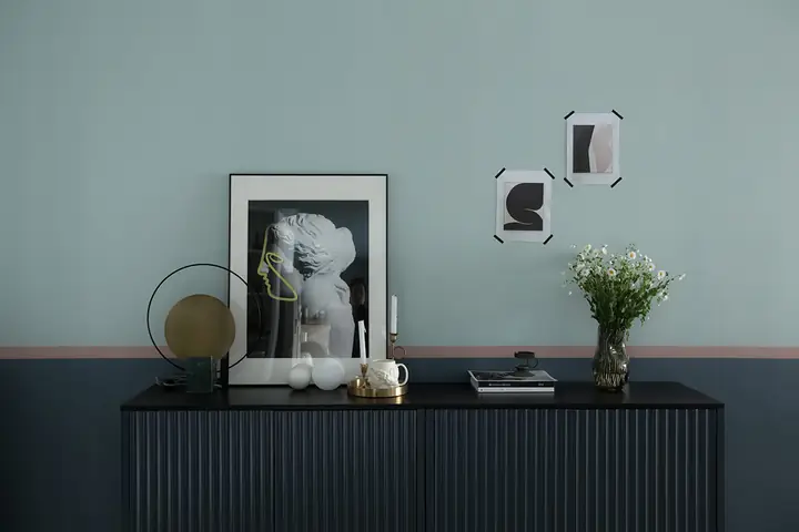 Bàn Phụ Nơi Trưng Bày Tác Phẩm Nghệ Thuật Và Phụ Kiện Trang Trí. Chân Nến Và Khay Đựng Tạo Thêm Điểm Nhấn Bằng Kim Loại Sáng Bóng.