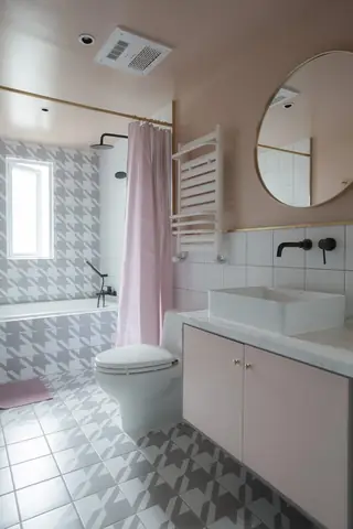 Phòng Tắm Là Sự Tổng Hợp Quyến Rũ Của Gạch Houndstooth Tuyệt Đẹp Và Các Yếu Tố Trang Trí Màu Hồng Nhẹ Nhàng.