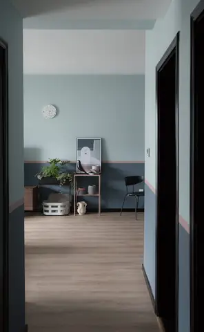 Các Bức Tường Và Trần Nhà Phía Trên Được Sơn Một Màu Trắng Tinh Khiết, Tươi Mới Để Đảm Bảo Rằng Cách Trang Trí Với Tông Màu Đậm Vẫn Nhẹ Nhàng Và Thoáng Mát.