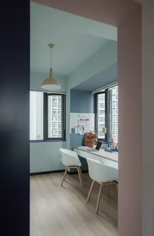 Văn Phòng Tại Gia Được Bố Trí Cạnh Cửa Sổ Lớn, Nhấn Nhá Bằng Dải Màu Xanh Lam Nhẹ Nhàng. Màu Xanh Nước Biển Nhạt Bao Trùm Phần Còn Lại Của Căn Phòng.