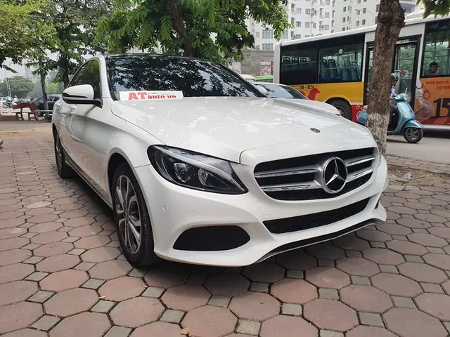 Xe Mercedes C200 Màu Trắng Nội Thất Màu Kem