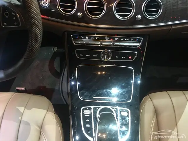 Nội thất, tiện nghi xe Mercedes E250 Nội thất, tiện nghi xe Mercedes E250