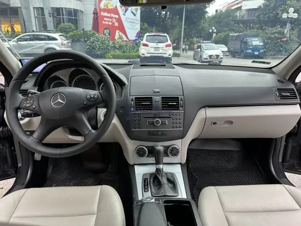 Tổng Quan Nội Thất Mercedes C200 2006: Thiết Kế Và Tiện Nghi