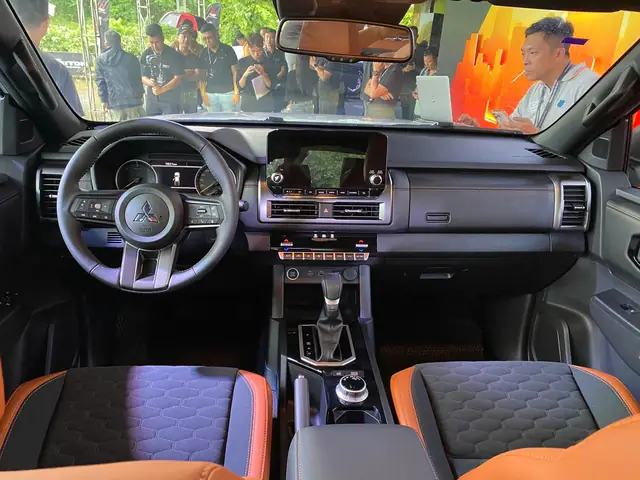 Nội Thất Của New Mitsubishi Triton