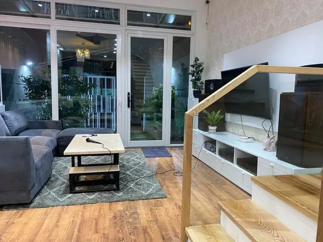 Thiết kế bên trong phòng khách căn nhà khá đơn giản