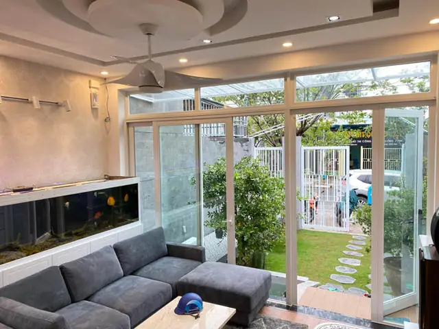 Thiết kế bên trong phòng khách căn nhà khá đơn giản