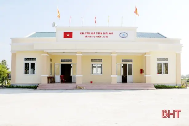 (Baohatinh.vn) - Thời gian qua, huyện Lộc Hà (Hà Tĩnh) đã huy động các nguồn xã hội hóa, lồng ghép, bố trí ngân sách để đầu tư xây dựng, nâng cấp hàng chục nhà văn hóa thôn, đáp ứng nhu cầu sinh hoạt cho bà con nhân dân.