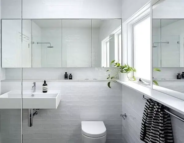 Trong thực tế có không ít gia chủ mắc phải sai lầm khi lựa chọn gạch ốp tường cho nhà vệ sinh nhỏ khiến không gian này càng trở nên chật hẹp, bí bách. Dưới đây là TOP mẫu gạch ốp tường nhà vệ sinh nhỏ đẹp ấn tượng mà bạn có thể tham khảo. Qua đó có thể lựa chọn cho công trình mẫu gạch phù hợp nhất, mang đến cho không gian nhà vệ sinh vẻ đẹp hiện đại, thoáng đãng và thoải mái hơn.