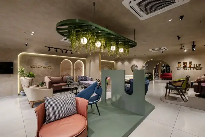 Showroom không chỉ là nơi để các doanh nghiệp trưng bày sản phẩm mà còn là nơi giúp các doanh nghiệp có thể dễ dàng quảng bá thương hiệu. Bởi vậy, hầu hết các doanh nghiệp đều chú trọng đầu tưthiết kế nội thất showroom.