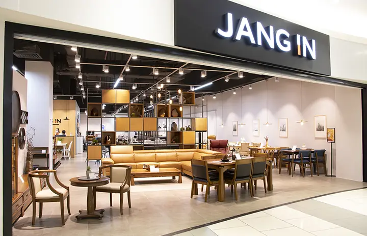 Showroom không chỉ là nơi để các doanh nghiệp trưng bày sản phẩm mà còn là nơi giúp các doanh nghiệp có thể dễ dàng quảng bá thương hiệu. Bởi vậy, hầu hết các doanh nghiệp đều chú trọng đầu tưthiết kế nội thất showroom.