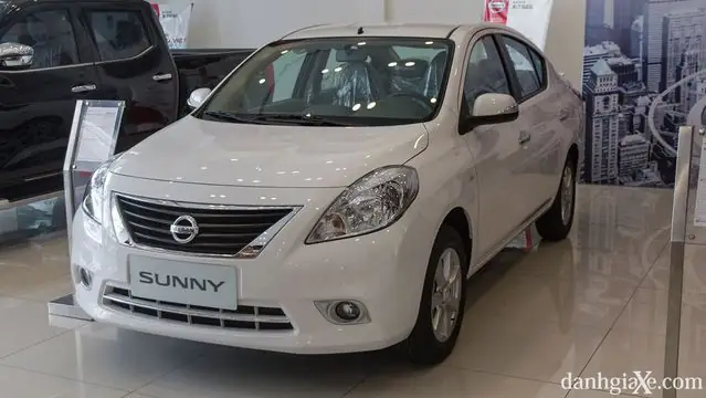 nội thất nissan sunny 2018