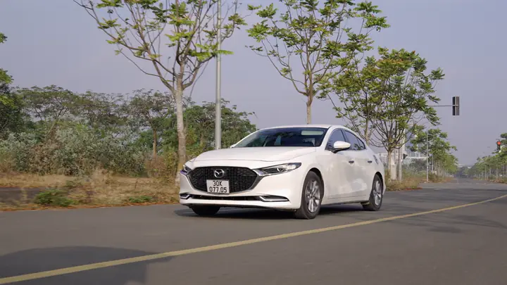 Ra Tết, sắm xe hạng B hay cố thêm chút để lấy Mazda3 Luxury, video này sẽ cho bạn câu trả lời!- Ảnh 2.