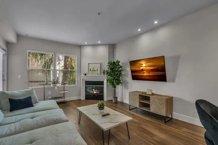 Chỗ Ở Cho Thuê Có Hồ Bơi Được Xếp Hạng Cao Nhất Tại West Los Angeles