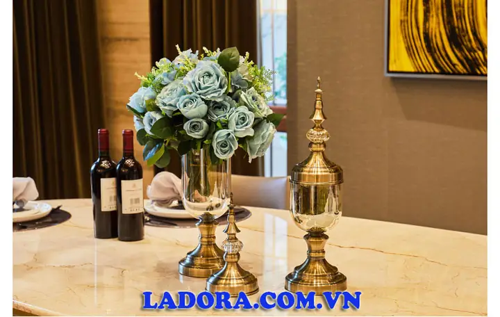 Trang trí phòng khách đẹp với bộ lọ hoa thủy tinh để bàn đẹp phong cách tân cổ điển Trang trí phòng khách đẹp với bộ lọ hoa thủy tinh để bàn đẹp phong cách tân cổ điển