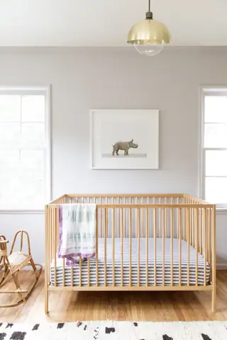 Bạn có thể thấy, nội thất phòng ngủ của bé này rất đơn giản. Chiếc cũi gỗ với màu sắc nguyên bản của gỗ, được thiết kệ rộng rãi trở thành điểm nhấn cho toàn bộ căn phòng.