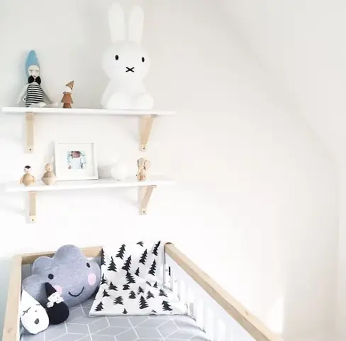Chiếc cũi trong nội thất phòng ngủ này cực kì dễ thương với những chiếc gối siêu đáng yêu cho bé Chiếc cũi trong nội thất phòng ngủ này cực kì dễ thương với những chiếc gối siêu đáng yêu cho bé