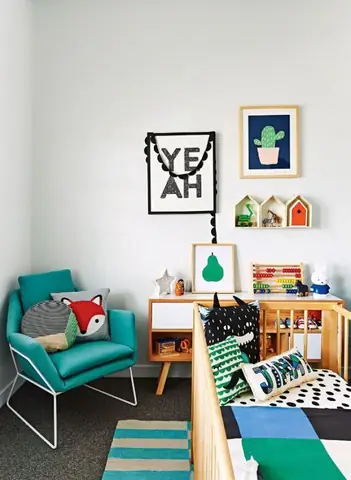 Nội thất phòng ngủ dành cho bé có ba mẹ làm họa sĩ, yêu thích sắc màu Nội thất phòng ngủ dành cho bé có ba mẹ làm họa sĩ, yêu thích sắc màu