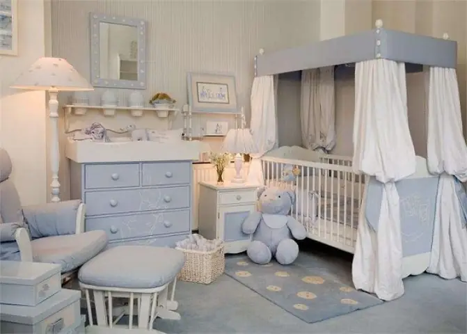 Căn phòng với nội thất điển hình dành cho bé sơ sinh, Tông màu xanh trắng tạo cảm giác mát mẻ, bình yên. Nôi cũi và tủ ngăn kéo đựng đồ được thiết kế tông xoẹt tông Căn phòng với nội thất điển hình dành cho bé sơ sinh, Tông màu xanh trắng tạo cảm giác mát mẻ, bình yên. Nôi cũi và tủ ngăn kéo đựng đồ được thiết kế tông xoẹt tông