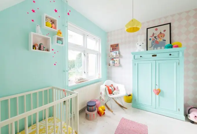 Bé nằm ngủ ở chỗ khuất sáng, mẹ ngồi đọc sách ở bên cửa sổ là quá hợp lý cho mẫu nội thất phòng ngủ này. Chiếc tủ xanh chứa cả thế giới thần tiên Bé nằm ngủ ở chỗ khuất sáng, mẹ ngồi đọc sách ở bên cửa sổ là quá hợp lý cho mẫu nội thất phòng ngủ này. Chiếc tủ xanh chứa cả thế giới thần tiên