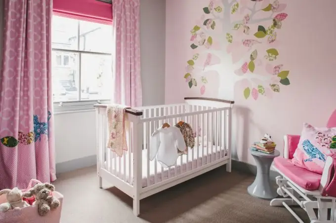 Đây chắc hẳn là nội thất phòng ngủ cho bé gái. Chiếc nôi trắng làm tông màu chủ đạo,kết hợp với rèm và tường vẽ trang trí màu hồng. Thế giới đã sẵn sàng chào đón nàng công chúa nhỏ Đây chắc hẳn là nội thất phòng ngủ cho bé gái. Chiếc nôi trắng làm tông màu chủ đạo,kết hợp với rèm và tường vẽ trang trí màu hồng. Thế giới đã sẵn sàng chào đón nàng công chúa nhỏ