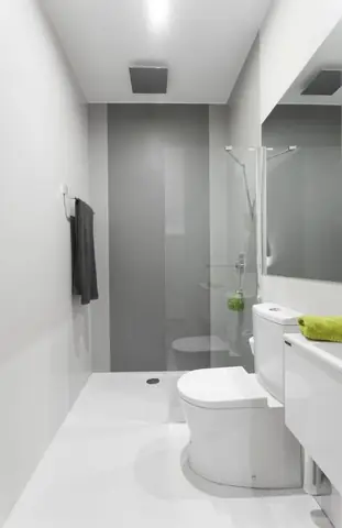 Nếu Sắp Xếp Nội Thất Phòng Tắm Theo Chiều Dài Của Căn Phòng, Ở Khu Vực Tắm Bạn Có Thể Ngăn Cách Bằng Một Tấm Kính Trong Suốt Để Không Làm Căn Phòng Bị Bé Lại Nếu Sắp Xếp Nội Thất Phòng Tắm Theo Chiều Dài Của Căn Phòng, Ở Khu Vực Tắm Bạn Có Thể Ngăn Cách Bằng Một Tấm Kính Trong Suốt Để Không Làm Căn Phòng Bị Bé Lại