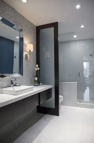 Nếu Cần Sử Dụng Các Vách Ngăn Trong Nội Thất Phòng Tắm, Bạn Nên Chọn Các Vách Ngăn Có Độ Trong Suốt Để Không Làm Hẹp Căn Phòng Nếu Cần Sử Dụng Các Vách Ngăn Trong Nội Thất Phòng Tắm, Bạn Nên Chọn Các Vách Ngăn Có Độ Trong Suốt Để Không Làm Hẹp Căn Phòng