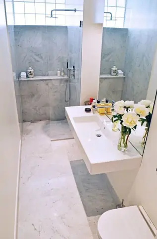 Nếu Có Thể, Bạn Nên Chọn Các Đồ Nội Thất Phòng Tắm Có Thể Treo Bám Tường Như Bồn Rửa Tay Không Chân, Bồn Cầu Không Chân... Nếu Có Thể, Bạn Nên Chọn Các Đồ Nội Thất Phòng Tắm Có Thể Treo Bám Tường Như Bồn Rửa Tay Không Chân, Bồn Cầu Không Chân...
