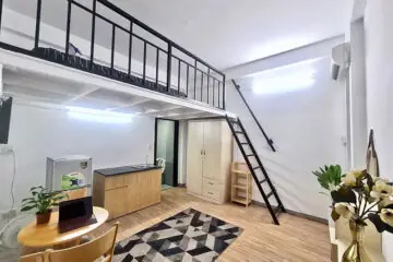 Phòng trọ gác lửng đơn giản, sáng sủa, phù hợp sinh viên.