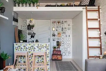 Nội thất phòng nhỏ gọn, hiện đại với gác lửng và trang trí đơn giản.