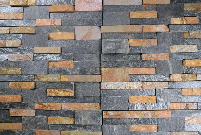 Ứng dụng của Đá ghép slate vàng đen 10x50cm:Ốp trang trí nội ngoại thất các công trình như nhà ở, biệt thự, quán cafe, nhà hàng, resort,… đem lại vẻ đẹp mạnh mẽ, cá tính và sang trọng. Với độ cứng cao, chống rêu mốc, đẹp bền bỉ với thời gian.