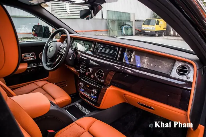 Chiếc Rolls-Royce Phantom VIII mới về nước được nhập khẩu bởi đại lý tư nhân, mức giá của mẫu xe siêu sang này là hơn 70 tỷ đồng, chưa bao gồm chi phí lăn bánh.