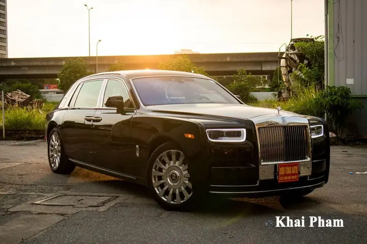Chiếc Rolls-Royce Phantom VIII mới về nước được nhập khẩu bởi đại lý tư nhân, mức giá của mẫu xe siêu sang này là hơn 70 tỷ đồng, chưa bao gồm chi phí lăn bánh.