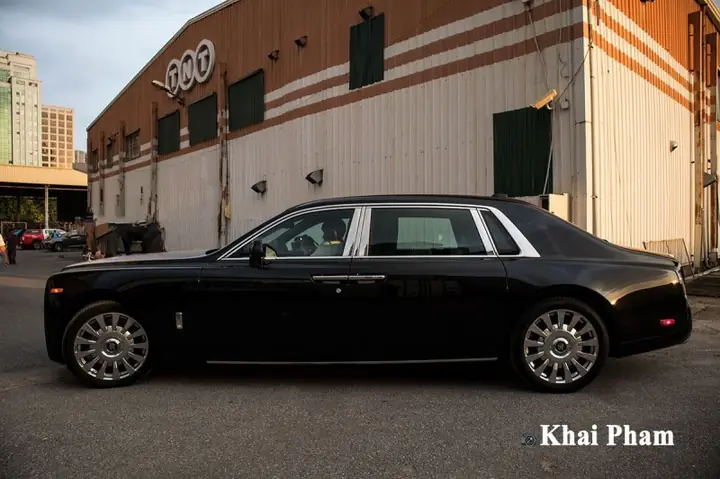 Chiếc Rolls-Royce Phantom VIII mới về nước được nhập khẩu bởi đại lý tư nhân, mức giá của mẫu xe siêu sang này là hơn 70 tỷ đồng, chưa bao gồm chi phí lăn bánh.