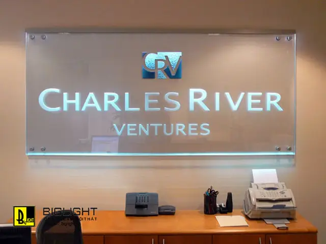 Vách trang trí logo nền mica dạng khung tranh