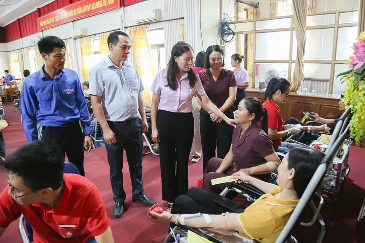 Nhân dân xã Thạch Thất hưởng ứng sôi nổi ngày hội hiến máu đầu tiên sau sáp nhập Nhân dân xã Thạch Thất hưởng ứng sôi nổi ngày hội hiến máu đầu tiên sau sáp nhập