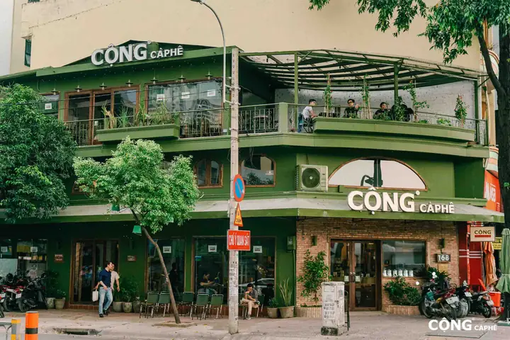 Cộng cà phê luôn nổi bật với màu xanh bộ đội