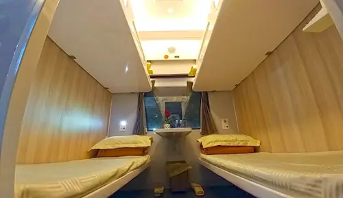 Toa Giường Nằm Trang Bị Nệm Bông Ép Nhập Khẩu Cùng Nội Thất Được Đánh Giá Hiện Đại, Sang Trọng. Ảnh: Hữu Nguyên