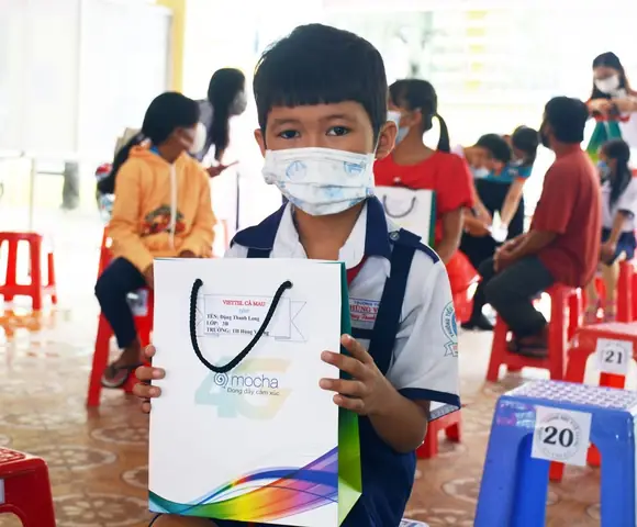Cà Mau: Trao tặng 500 điện thoại thông minh cho học sinh có hoàn cảnh khó khăn Cà Mau: Trao tặng 500 điện thoại thông minh cho học sinh có hoàn cảnh khó khăn