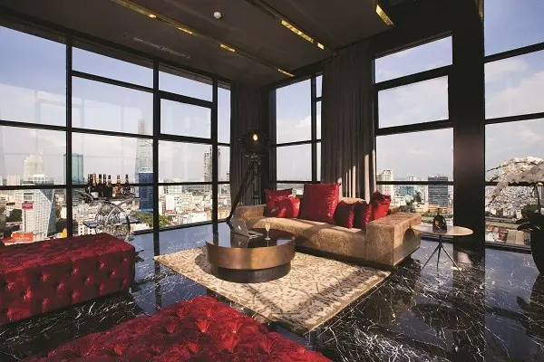 Diễn viên Trần Bảo Sơn gây xôn xao dư luận khi “tự thưởng” cho mình một căn hộ penthouse sang trọng ngay trung tâm quận 1, với bốn bề là kính nhìn toàn cảnh TP HCM.
