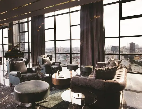 Diễn viên Trần Bảo Sơn gây xôn xao dư luận khi “tự thưởng” cho mình một căn hộ penthouse sang trọng ngay trung tâm quận 1, với bốn bề là kính nhìn toàn cảnh TP HCM.