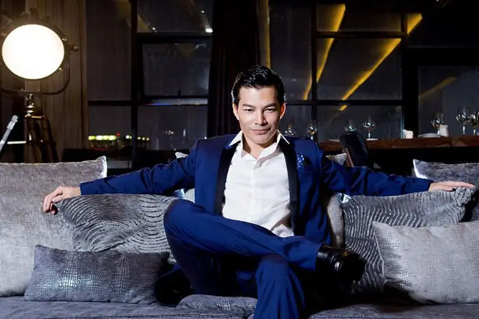 Diễn viên Trần Bảo Sơn gây xôn xao dư luận khi “tự thưởng” cho mình một căn hộ penthouse sang trọng ngay trung tâm quận 1, với bốn bề là kính nhìn toàn cảnh TP HCM.