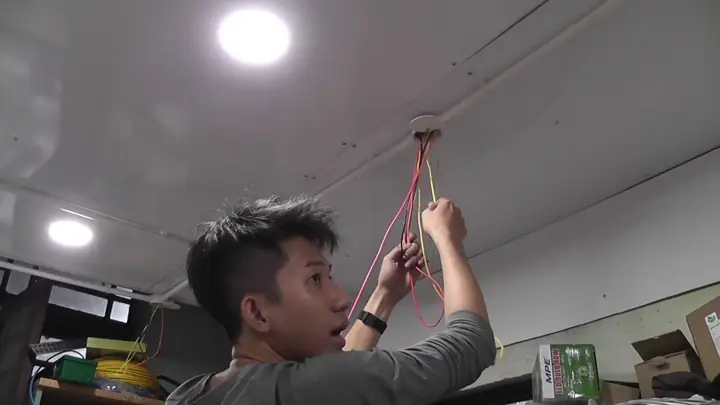 1. Đi Dây Điện Nổi Là Gì?