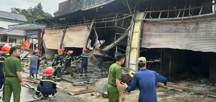 Khoảng 5h30 ngày 23/9, tại bản Khổng Lào, xã Khổng Lào, tỉnh Lai Châu đã xảy ra vụ cháy lớn khiến nhiều tài sản trong hai cửa hàng kinh doanh và một nhà dân bị thiêu rụi. Khoảng 5h30 ngày 23/9, tại bản Khổng Lào, xã Khổng Lào, tỉnh Lai Châu đã xảy ra vụ cháy lớn khiến nhiều tài sản trong hai cửa hàng kinh doanh và một nhà dân bị thiêu rụi.