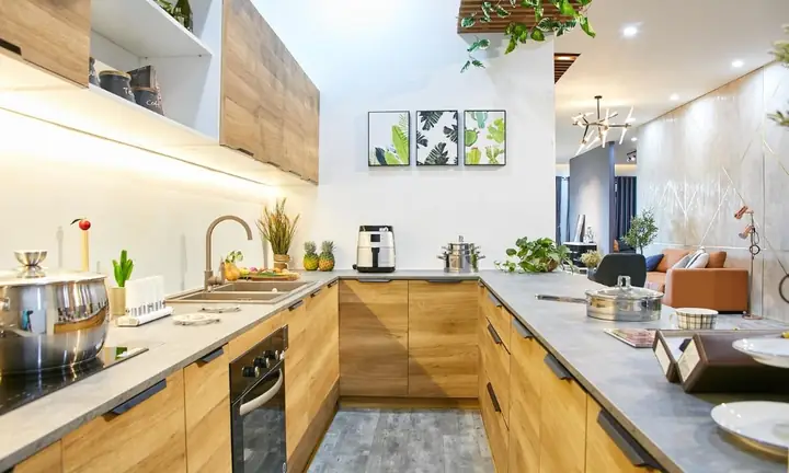 Mẫu tủ bếp chung cư hình chữ U