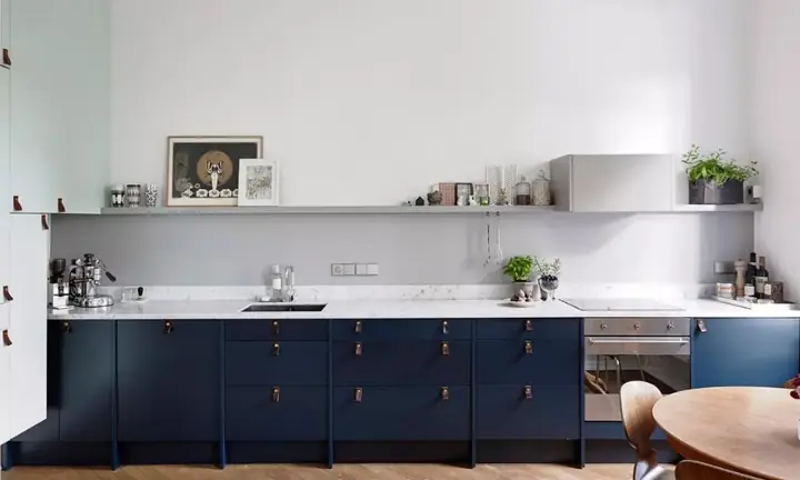 Tủ bếp chung cư màu xanh dương đậm