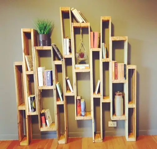 Giá sách bằng gỗ pallet tái chế