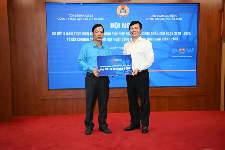 Ông Đoàn Công Đức - Giám đốc PV Power Ca Mau trao tặng 20 phần quà trị giá 10 triệu đồng cho các gia đình chính sách trên địa bàn huyện U Minh.