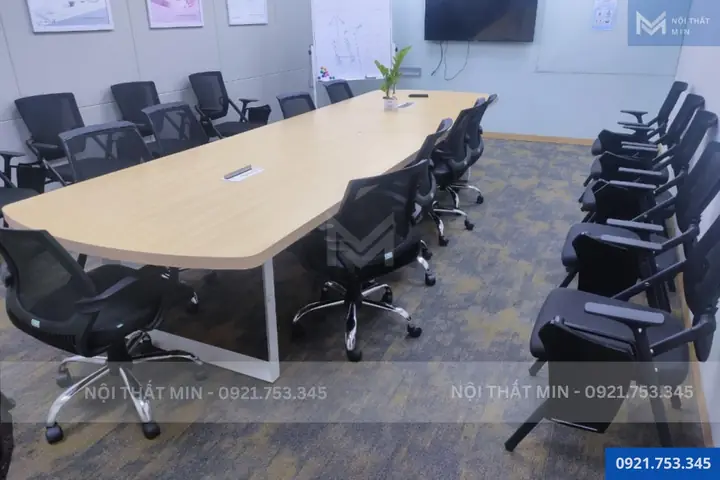 2. Lợi Ích Của Việc Sử Dụng Bàn Ghế Văn Phòng Chất Lượng